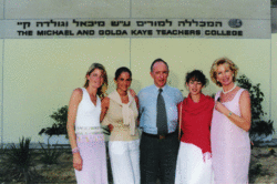 ג'פרי קיי ומשפחתו בביקורם במכללה, יוני 2000