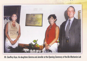 ג'פרי קיי ובנותיו בפתיחת המעבדות למחלקה הביו-טכנולוגית יוני 2000